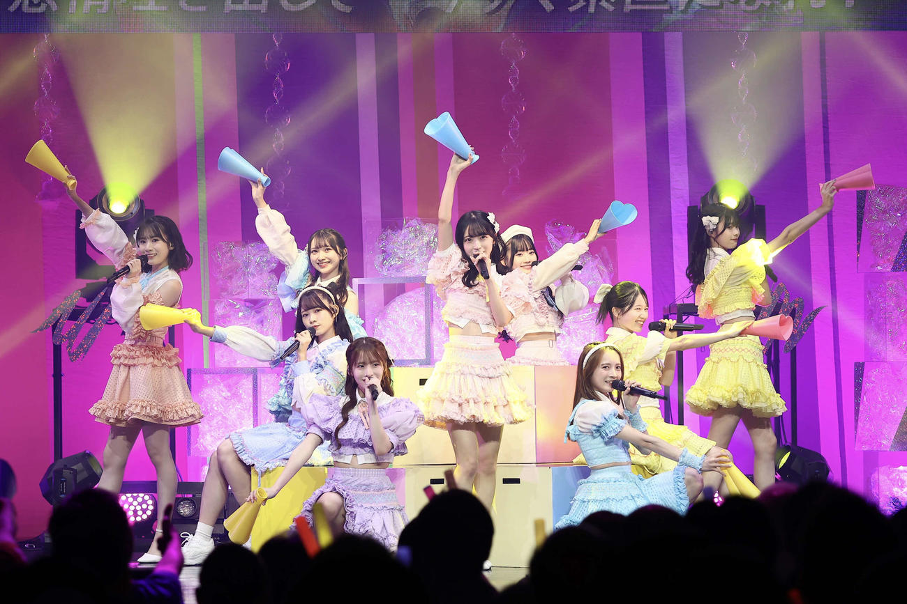 「AKB48 17期生昇格記念LIVE！　新メンバーあいさつまわり　～私たち、AKB48です～」のツアー千秋楽でパフォーマンスするAKB48の17期生、18期研究生、19期研究生（C）AKB48