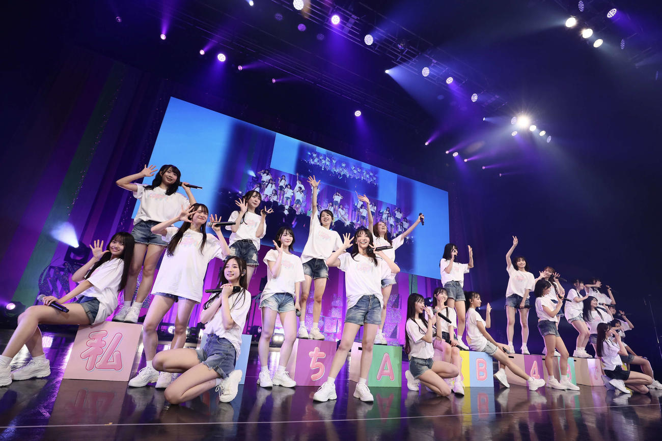 「AKB48 17期生昇格記念LIVE！　新メンバーあいさつまわり　～私たち、AKB48です～」のツアー千秋楽でパフォーマンスするAKB48の17期生、18期研究生、19期研究生（C）AKB48