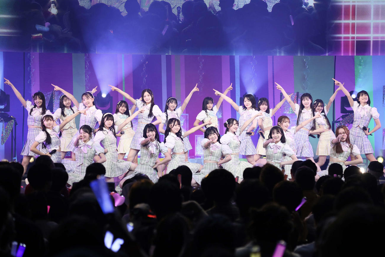 「AKB48 17期生昇格記念LIVE！　新メンバーあいさつまわり　～私たち、AKB48です～」のツアー千秋楽でパフォーマンスするAKB48の17期生、18期研究生、19期研究生（C）AKB48