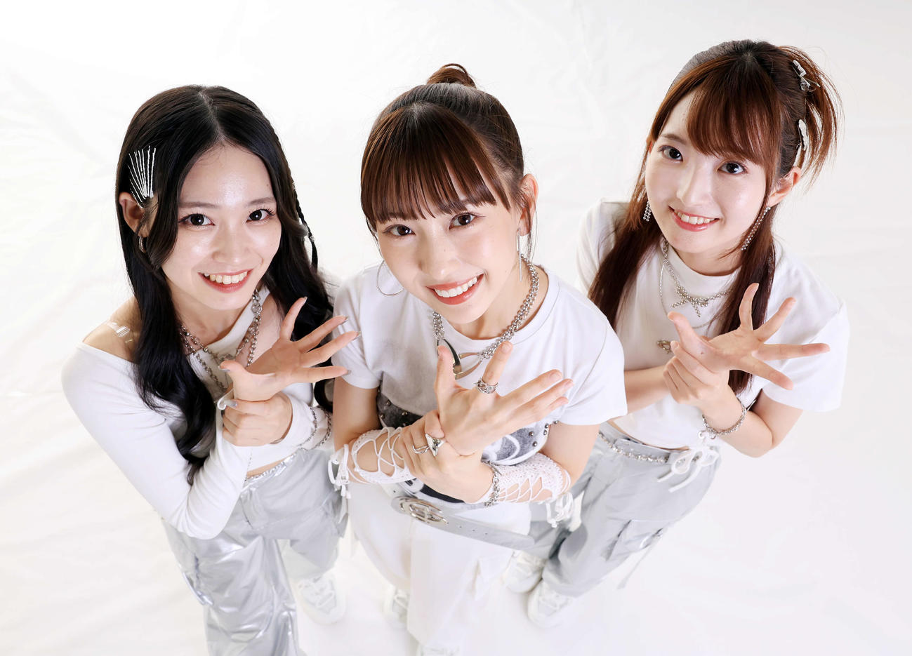 SKE48の入内嶋涼（左）、熊崎晴香（中央）、藤本冬香
