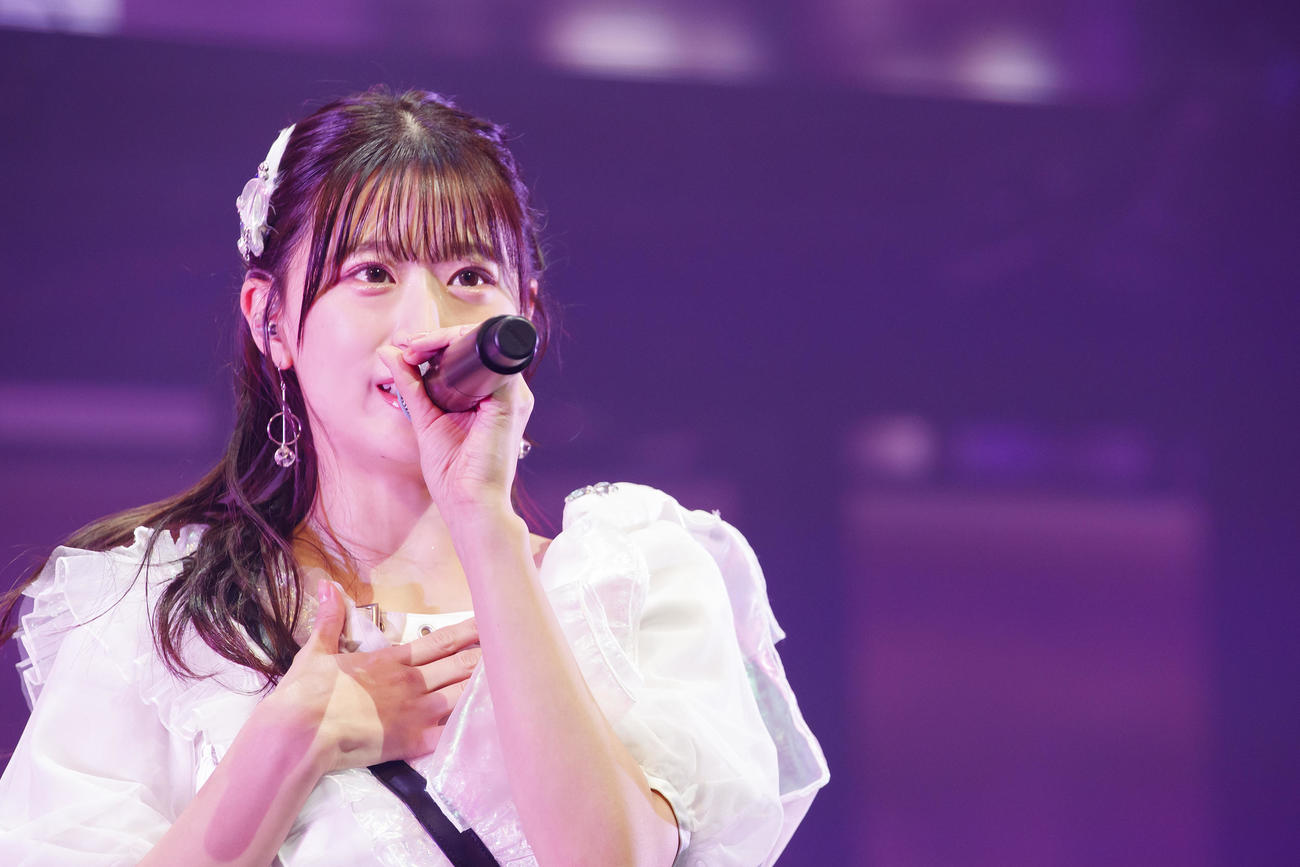 14周年ライブ初日公演で歌うNMB48上西怜（C）NMB48