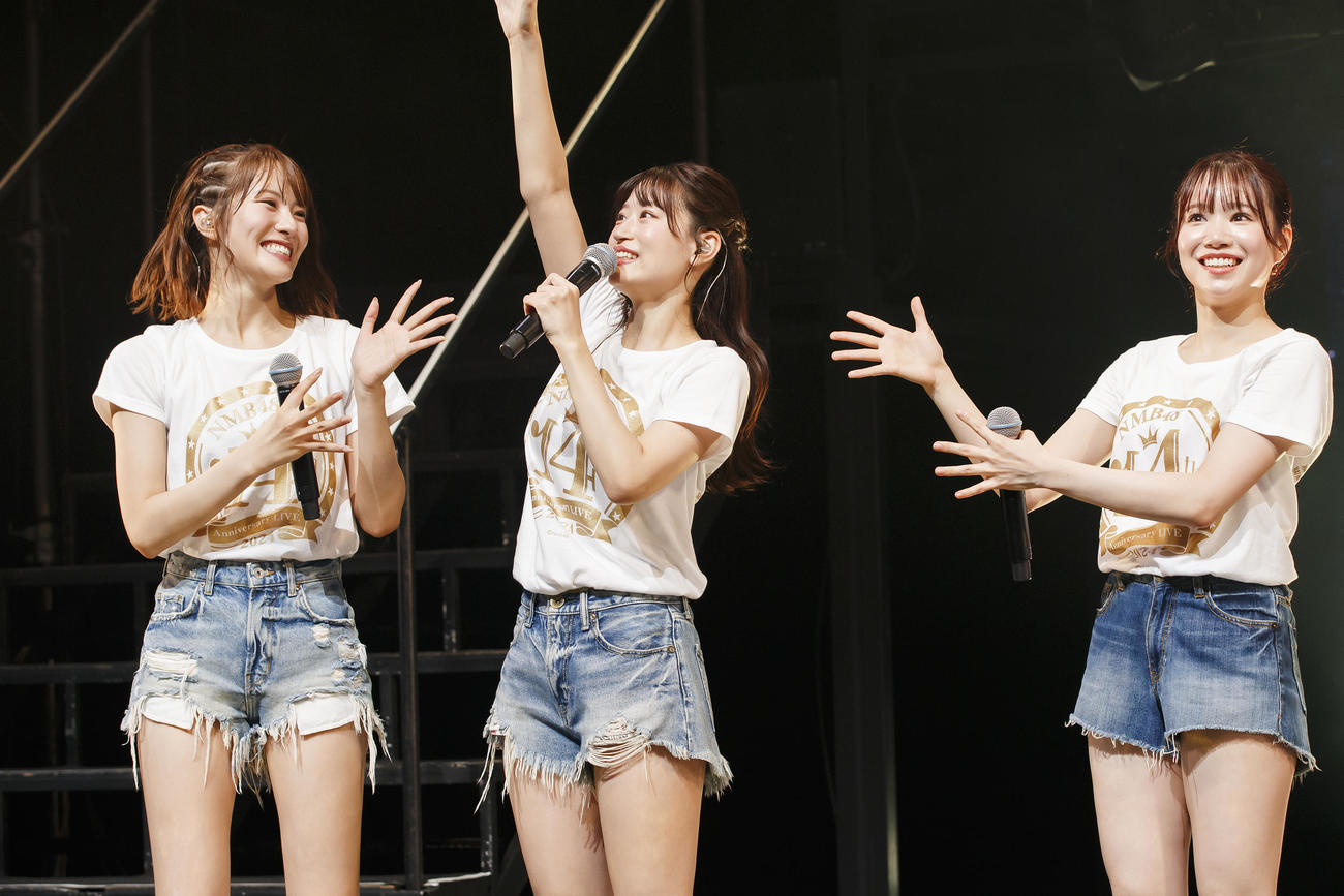 14周年ライブ初日公演を行ったNMB48。中央は卒業発表した上西怜（C）NMB48
