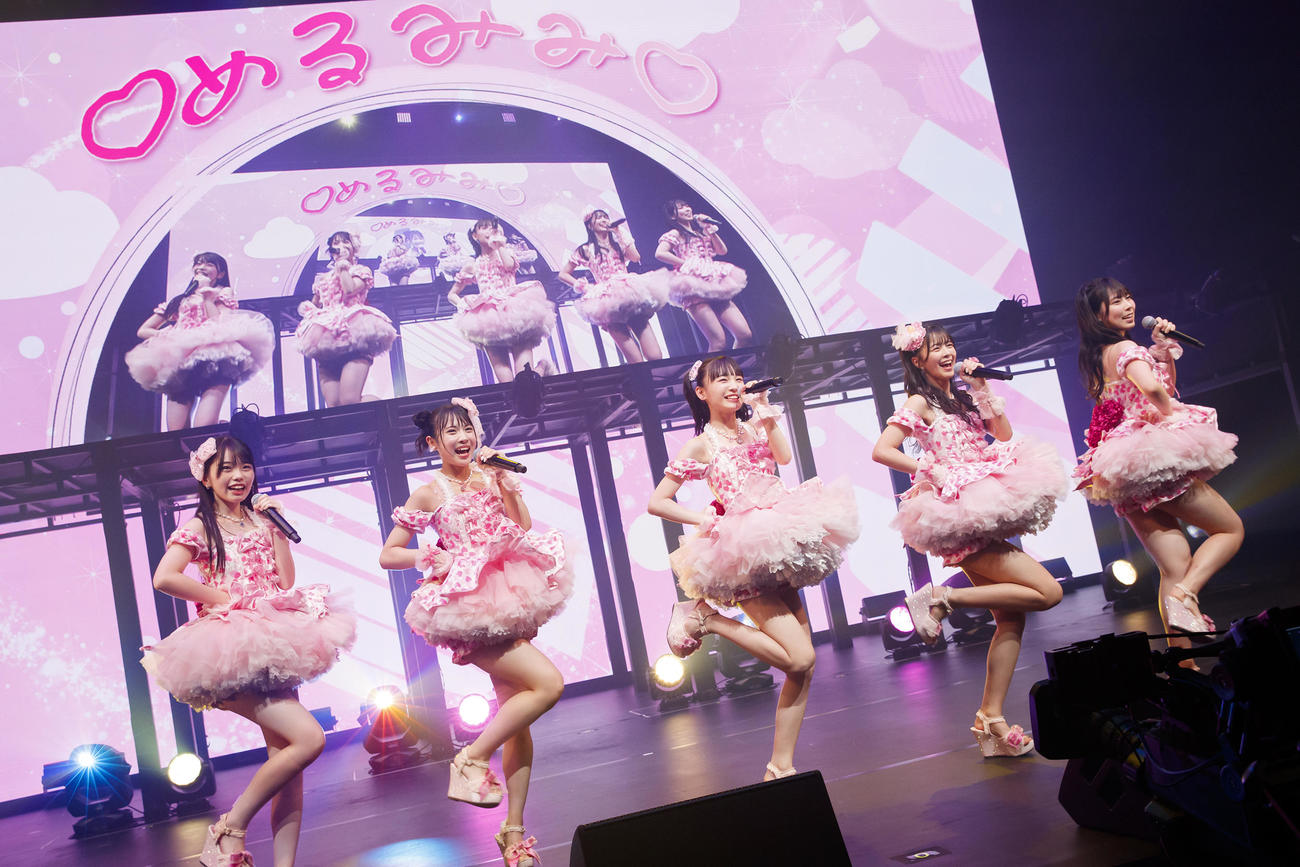 NMB48の14周年ライブ初日公演で歌う非公式ユニット「めるみみ」（C）NMB48