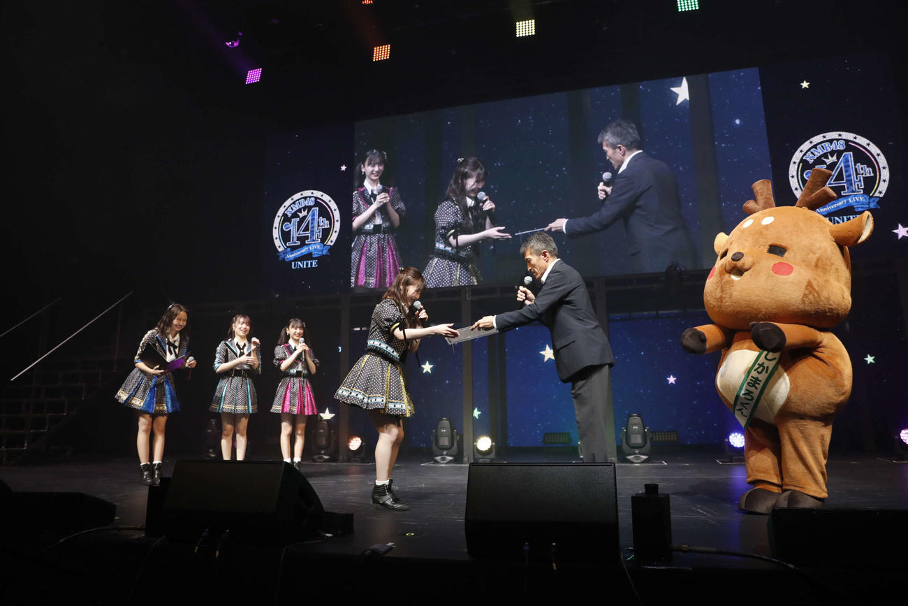 奈良市観光大使を委嘱されたNMB48出口結菜（左から4人目）（C）NMB48