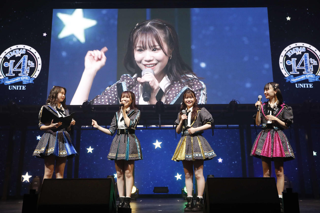 初の著書発売が決定したNMB48水田詩織（左から2人目）（C）NMB48