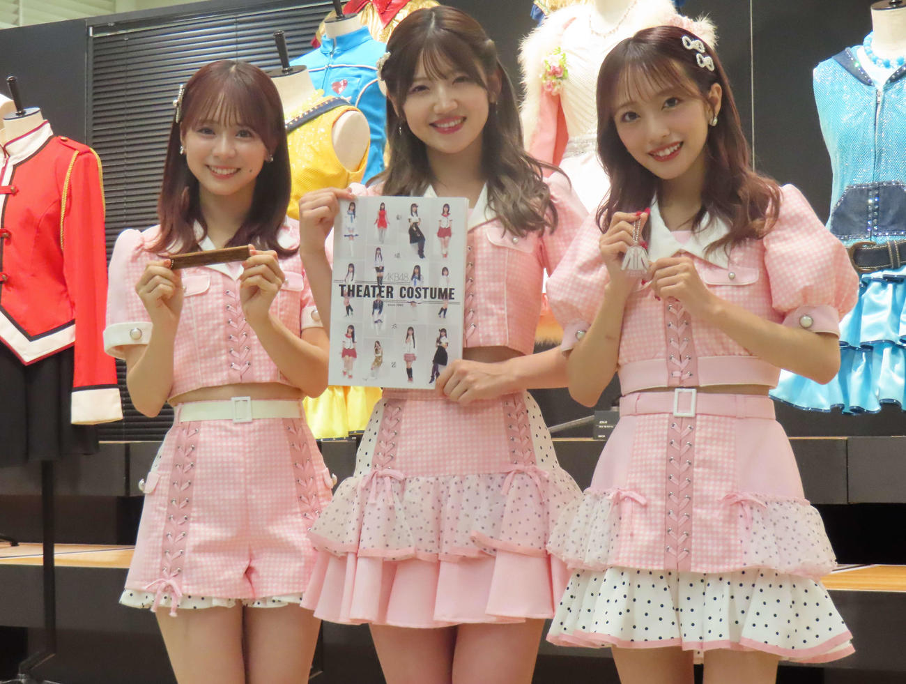 「AKB48　劇場大衣装展～Re：Start～」メディア内覧会に登壇した、左からAKB48倉野尾成美、村山彩希、向井地美音