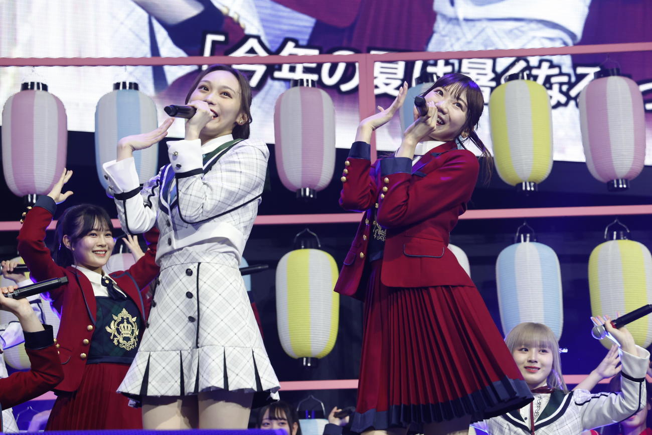 「Boosty　ファンまつり2024」で合同ライブで歌うHKT48豊永阿紀（左）とNGT48藤崎未夢（C）Boosty