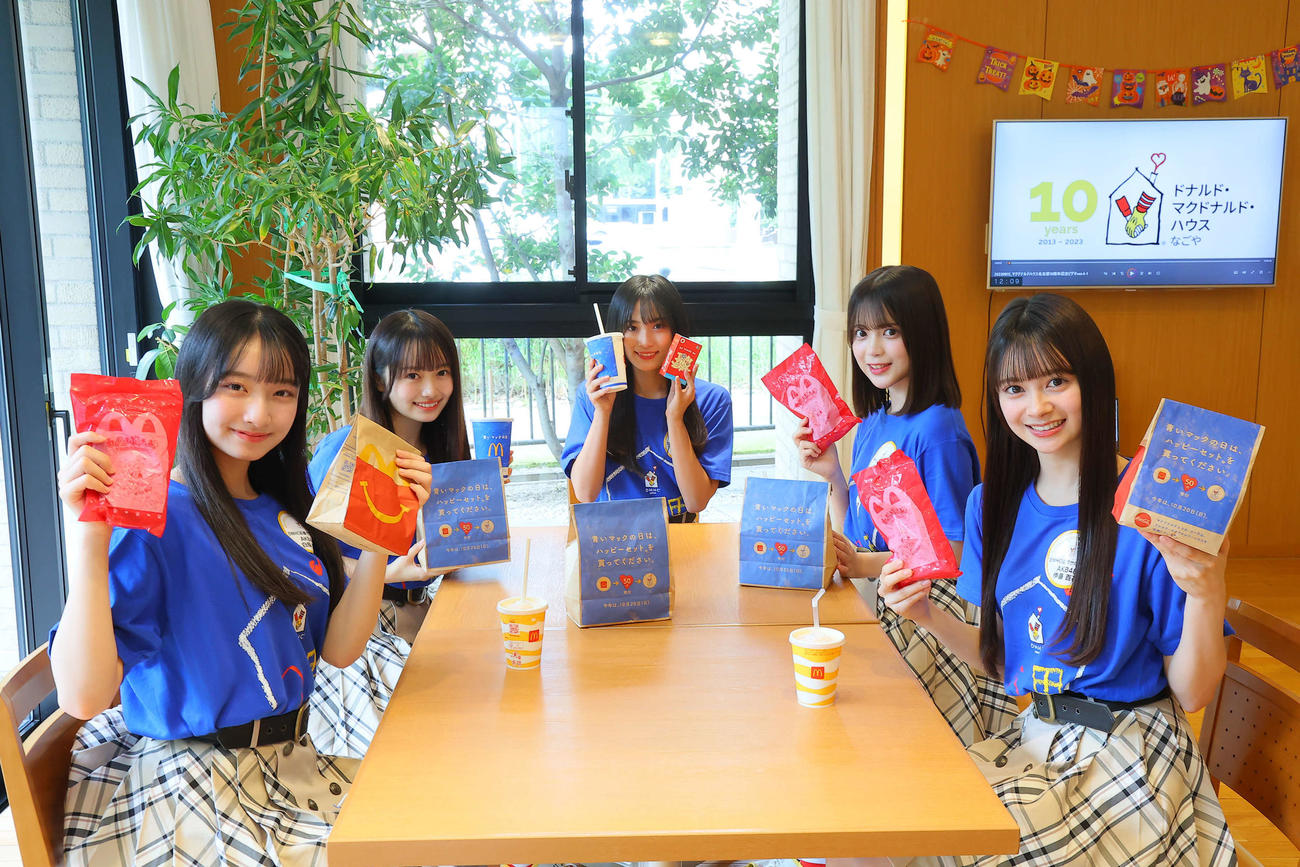 「ドナルド・マクドナルド・ハウス　なごや」を訪問したAKB48の19期研究生。左から白鳥沙怜、花田藍衣、奥本カイリ、川村結衣、伊藤百花（C）AKB48