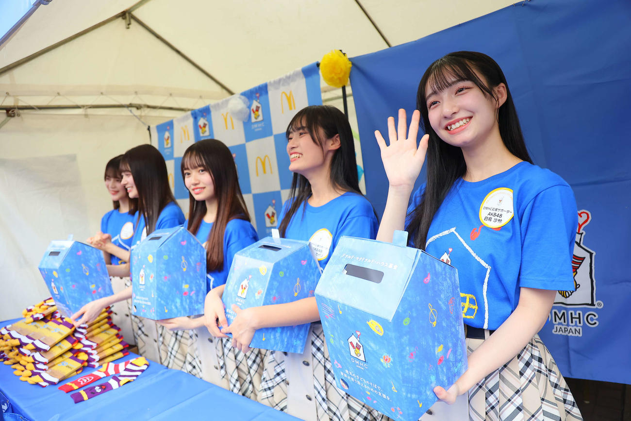 「名古屋まつり」で募金を呼びかけるAKB48の19期研究生。左から川村結衣、伊藤百花、花田藍衣、奥本カイリ、白鳥沙怜（C）AKB48