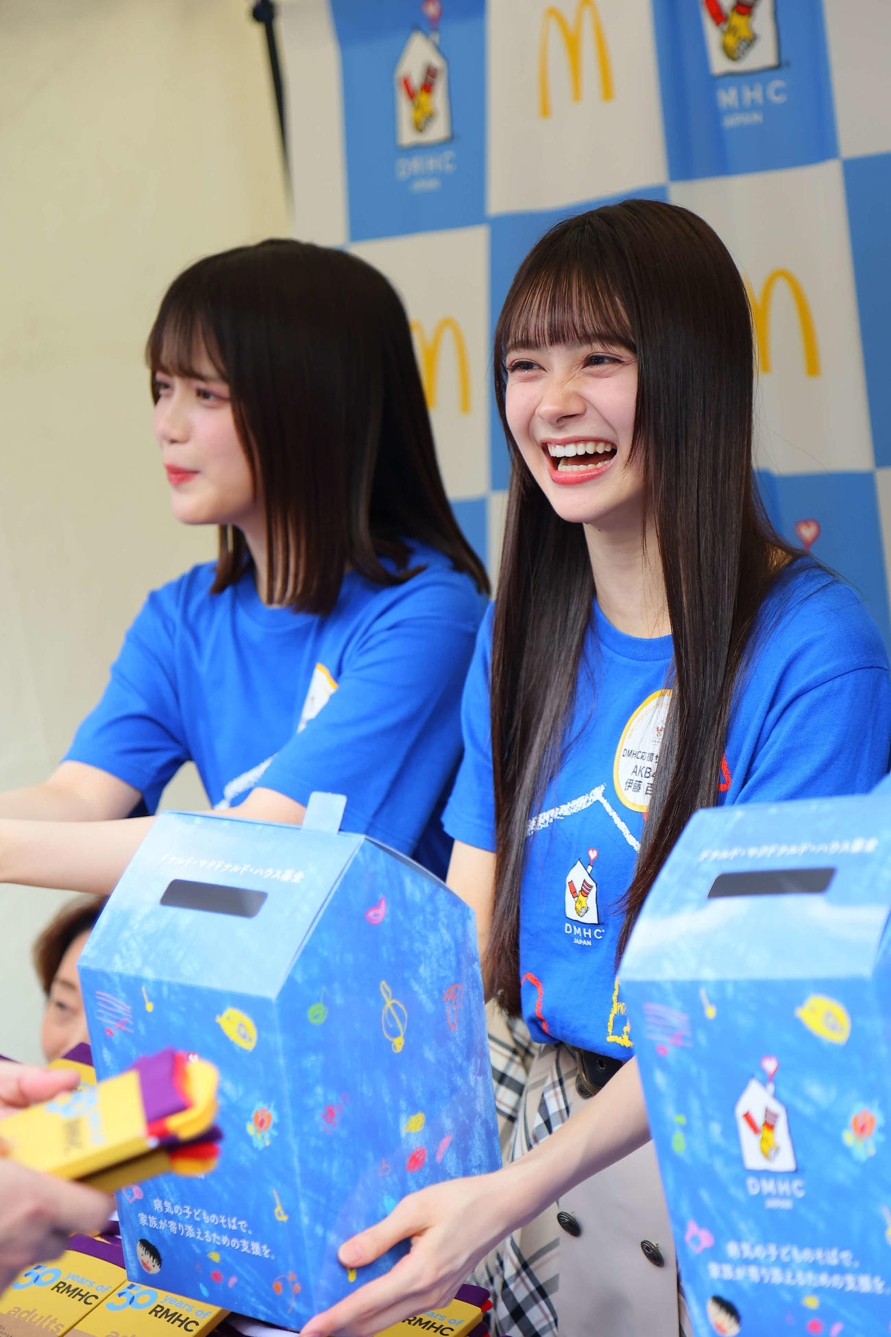 「名古屋まつり」で募金を呼びかけるAKB48の19期研究生川村結衣（左）と伊藤百花（C）AKB48