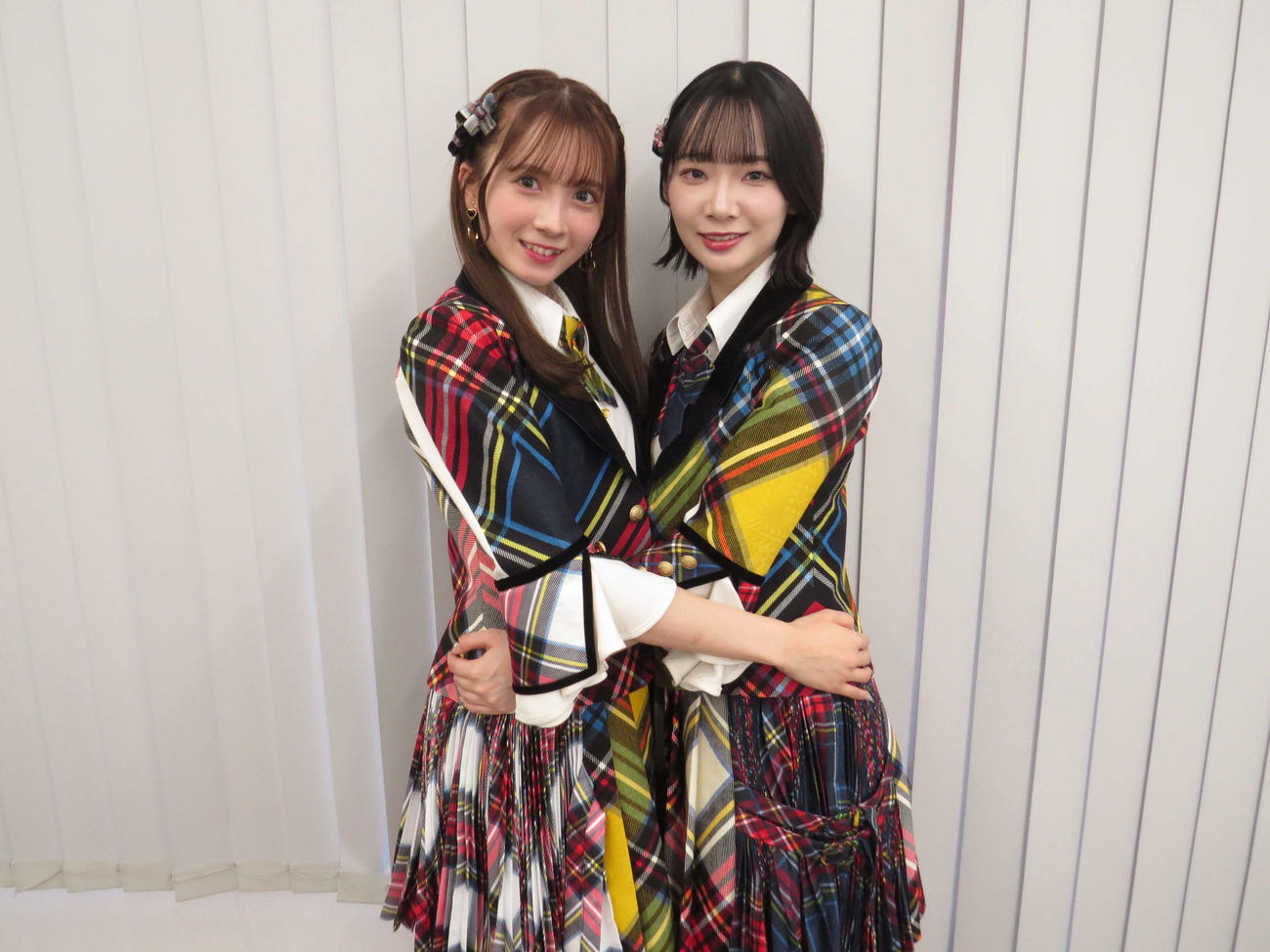 北海道出張公演をPRする（左から）AKB48の水島美結と成田香姫奈（撮影・本間翼）
