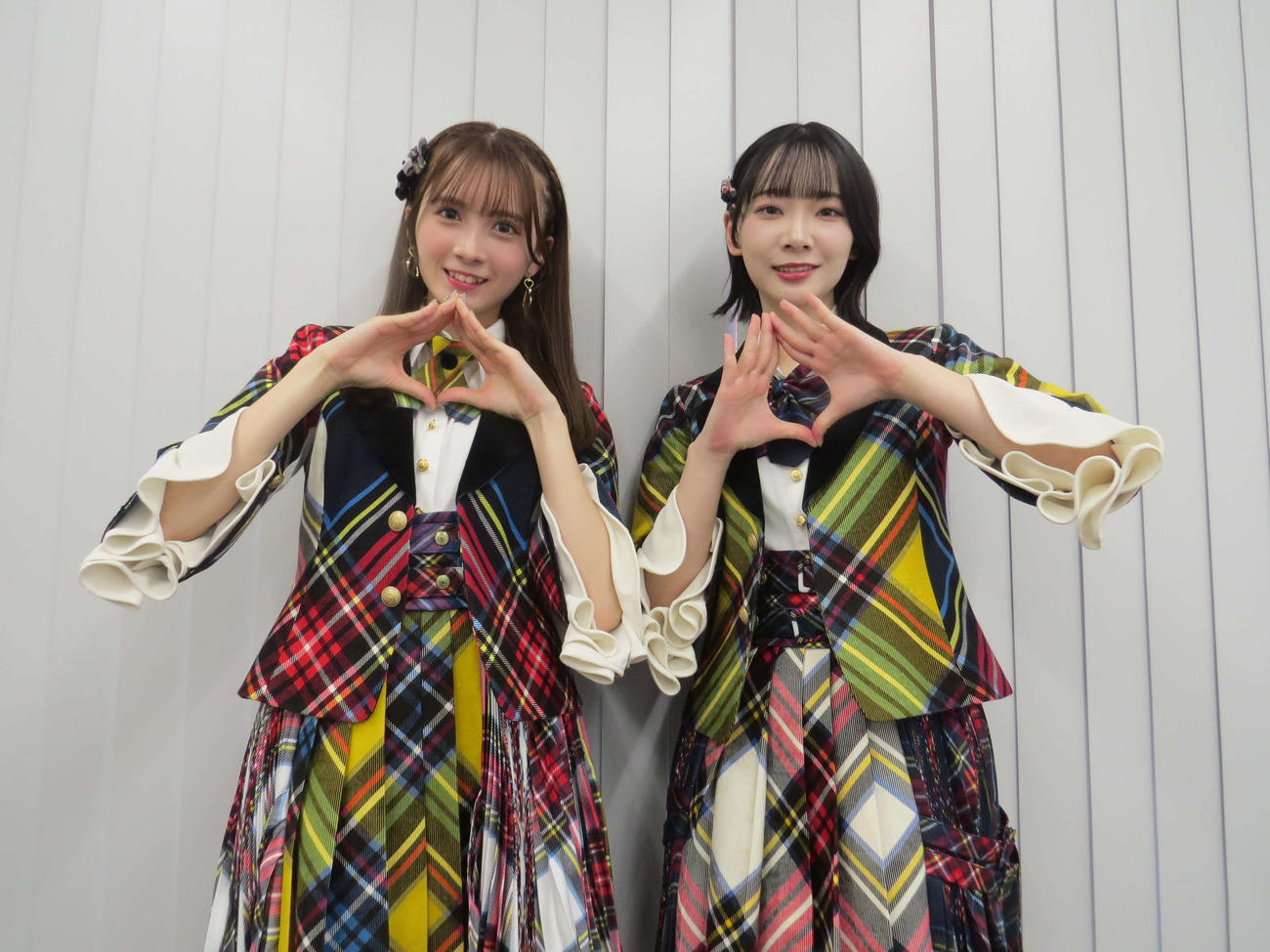 北海道出張公演をPRする（左から）AKB48の水島美結と成田香姫奈（撮影・本間翼）