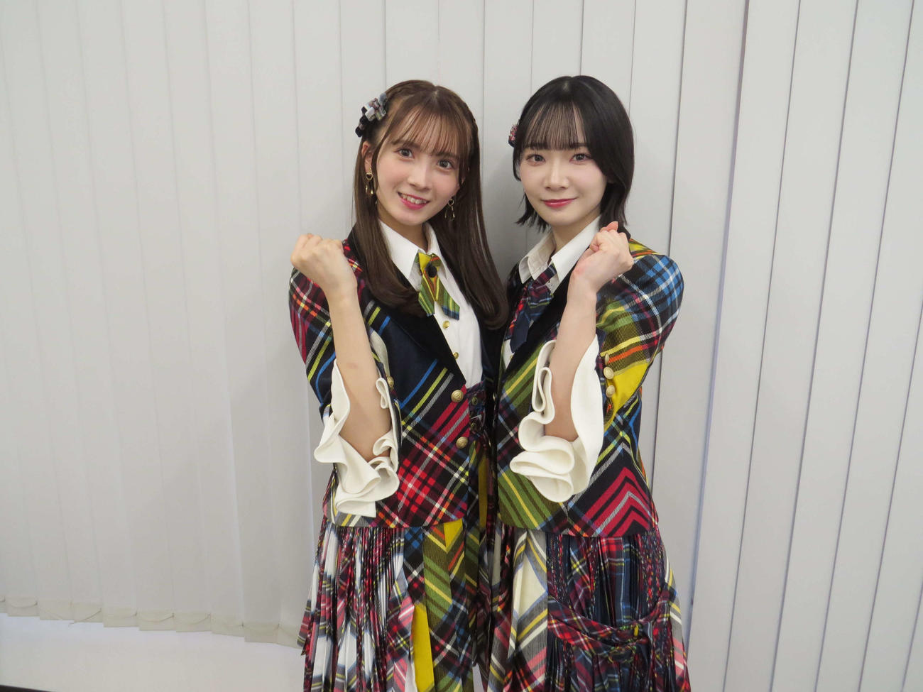 北海道出張公演をPRする（左から）AKB48の水島美結と成田香姫奈（撮影・本間翼）