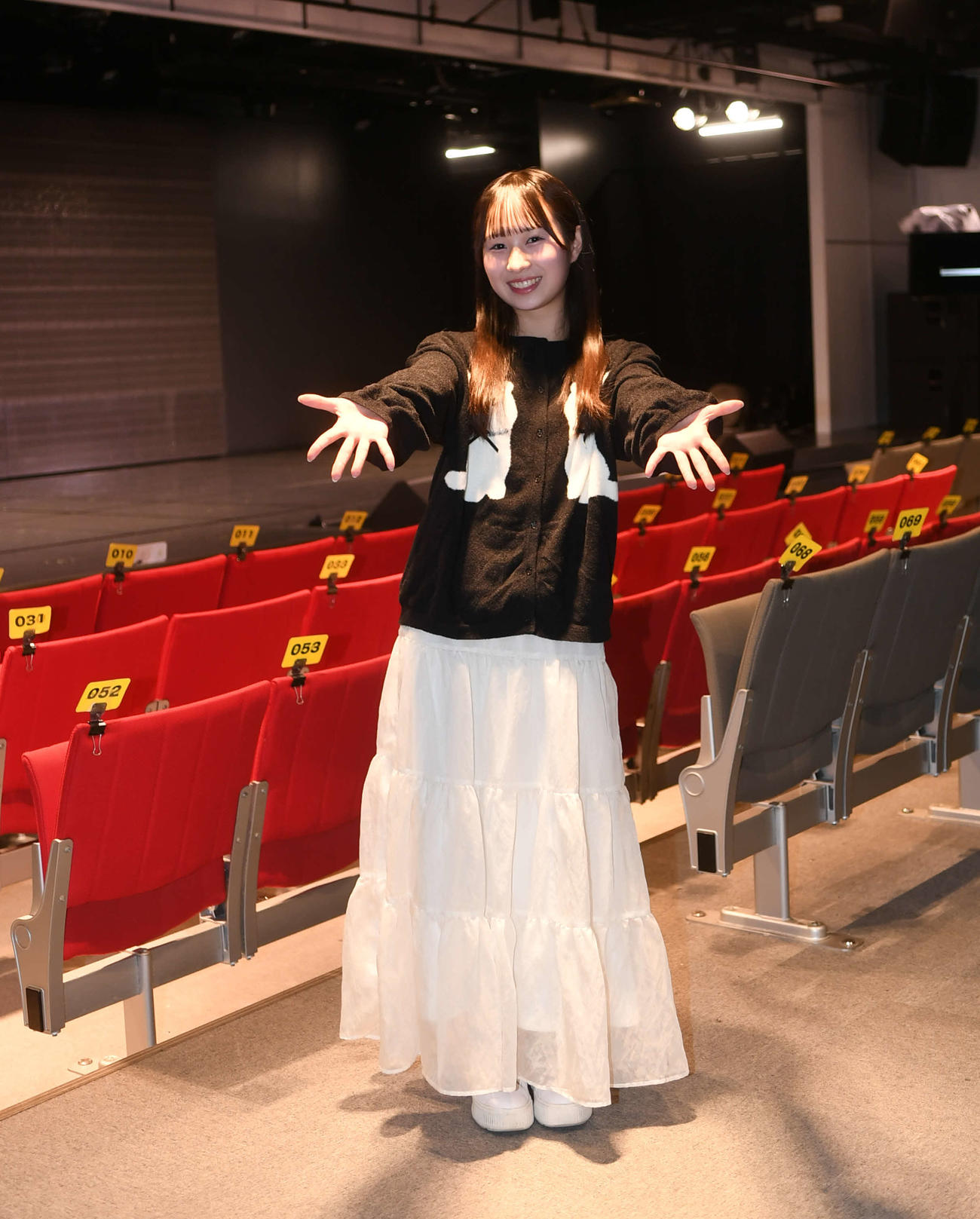 NGT48劇場でオーディション応募をPRする磯崎菜々