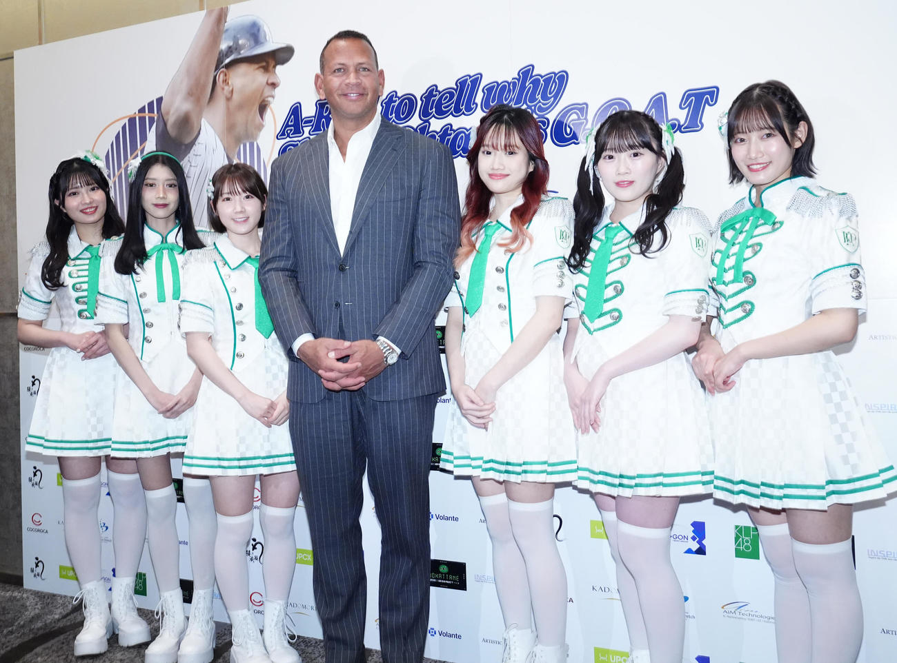 KLP48のメンバーと写真に納まるアレックス・ロドリゲス氏（中央）。左から行天優莉奈、デヴィ、甲斐心愛、1人おいてイーシャン、山根涼羽、黒須遥香（撮影・江口和貴）
