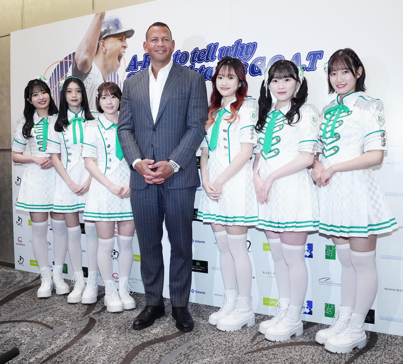 KLP48のメンバーと写真に納まるアレックス・ロドリゲス氏（中央）。左から行天優莉奈、デヴィ、甲斐心愛、1人おいてイーシャン、山根涼羽、黒須遥香（撮影・江口和貴）