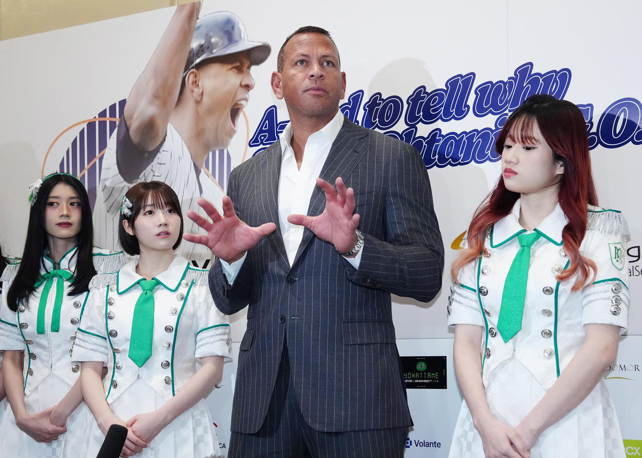 トークイベント終了後、取材に応じるアレックス・ロドリゲス氏（中央右）。左からKLP48のデヴィ、甲斐心愛、1人おいてイーシャン（撮影・江口和貴）