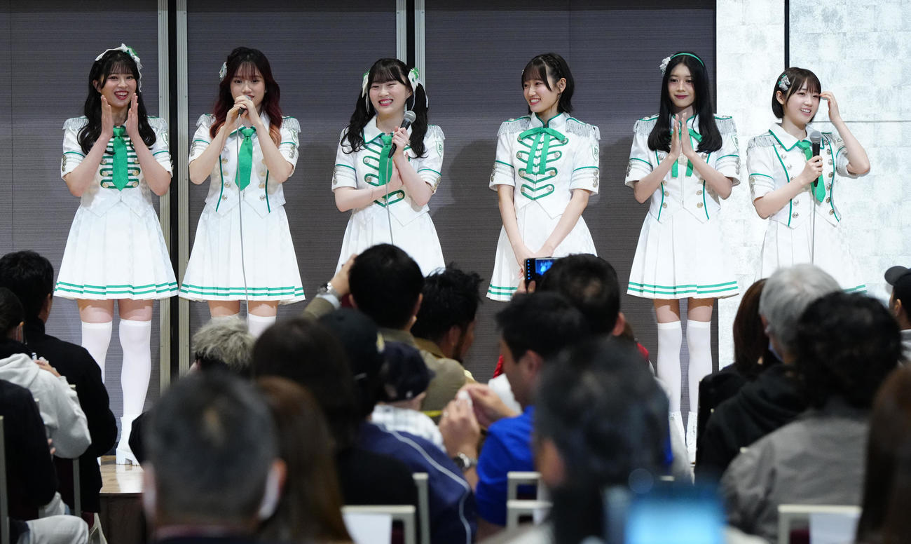 アレックス・ロドリゲス氏のトークイベントに登壇したKLP48のメンバー。左から行天優莉奈、イーシャン、山根涼羽、黒須遥香、デヴィ、甲斐心愛（撮影・江口和貴）