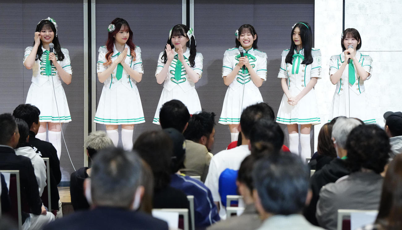 アレックス・ロドリゲス氏のトークイベントに登壇したKLP48のメンバー。左から行天優莉奈、イーシャン、山根涼羽、黒須遥香、デヴィ、甲斐心愛（撮影・江口和貴）