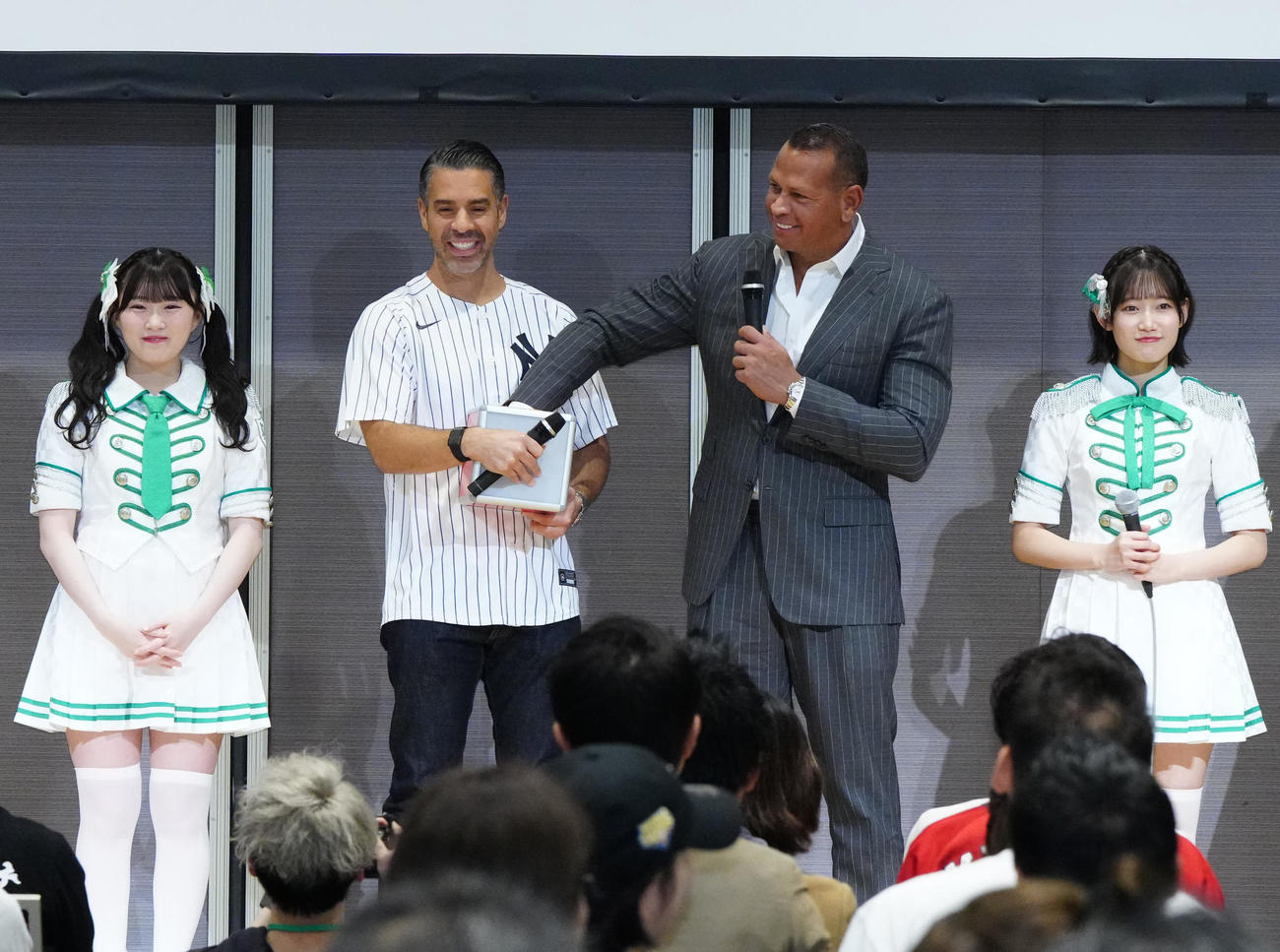 イベントで抽選会に臨むアレックス・ロドリゲス氏（中央右）。同左はジョナサン・マルボー氏、左端はKLP48の山根涼羽、右端は同黒須遥香（撮影・江口和貴）