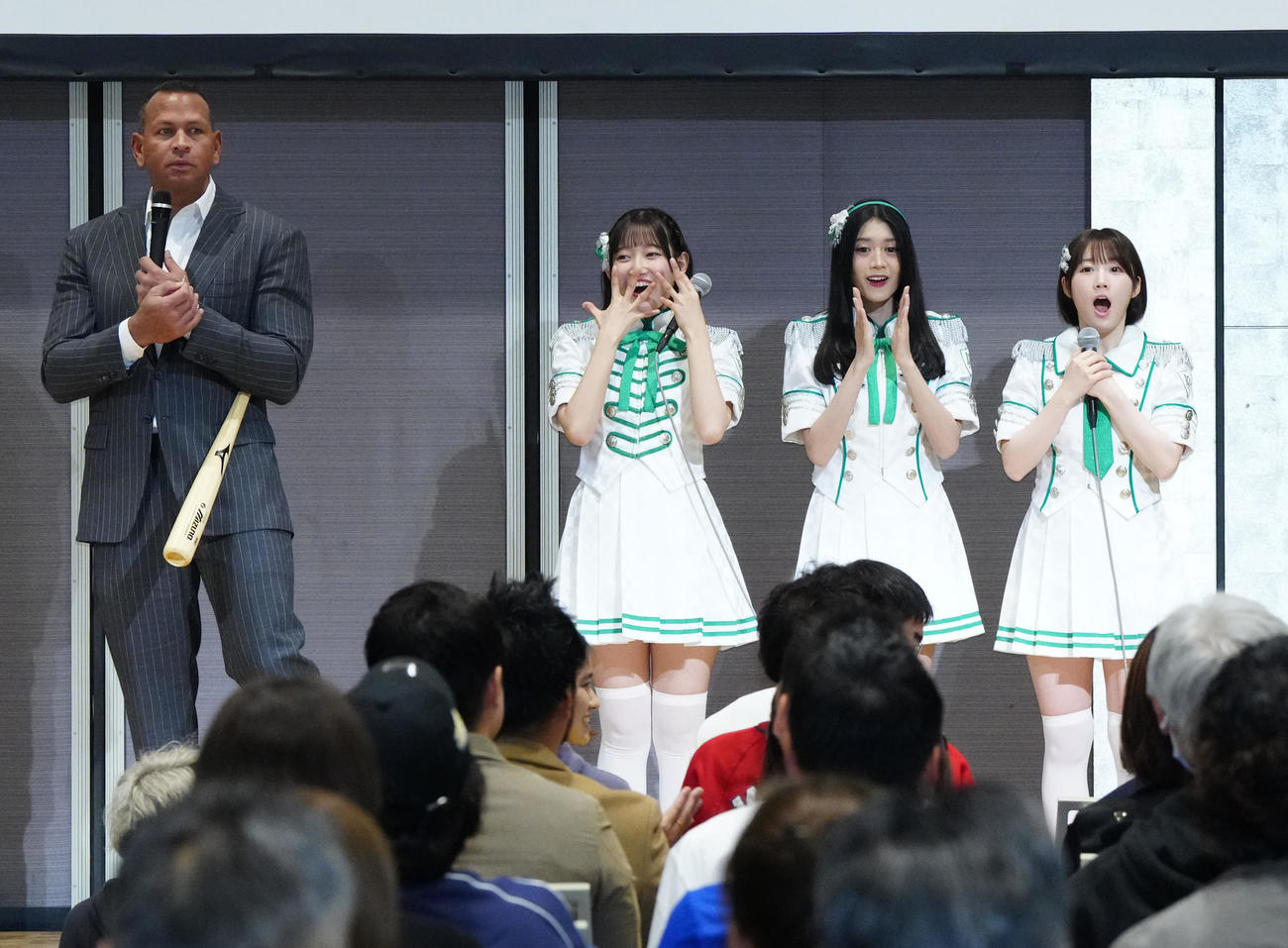 イベントで抽選会に臨むアレックス・ロドリゲス氏（左端）。左2人目からKLP48の同黒須遥香、デヴィ、甲斐心愛（撮影・江口和貴）