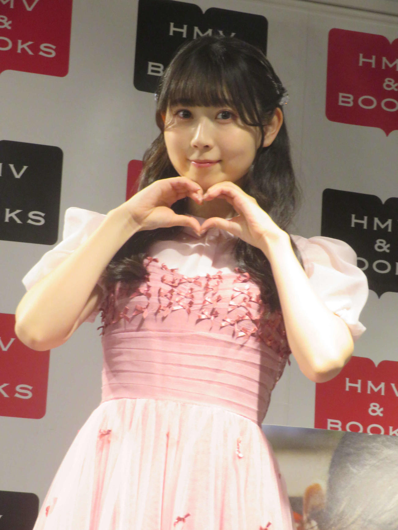 初写真集「僕から先に言わせてくれ」発売記念イベントに出席したSKE48井上瑠夏