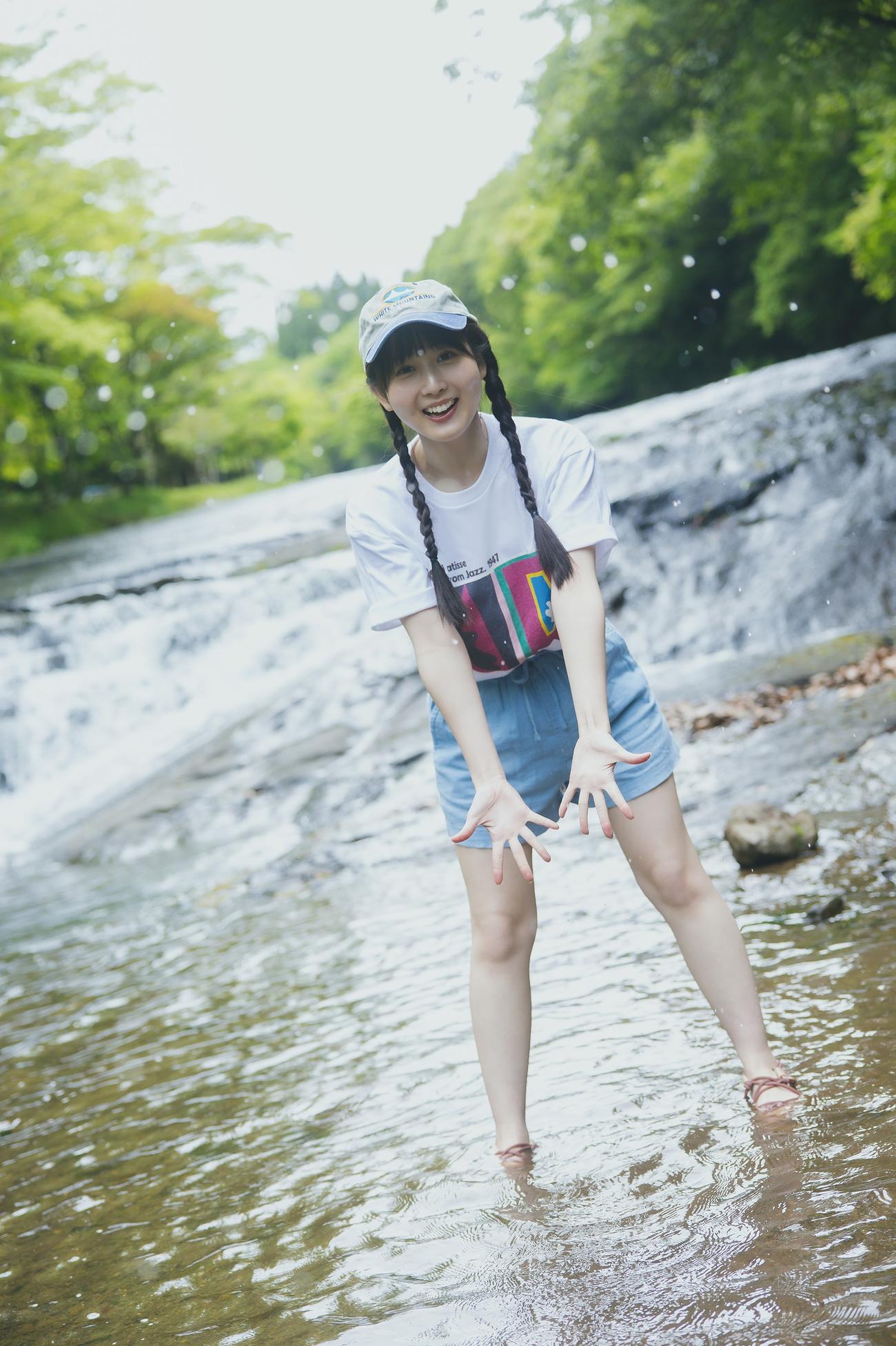 SKE48井上瑠夏初写真集「僕から先に言わせてくれ」収録写真