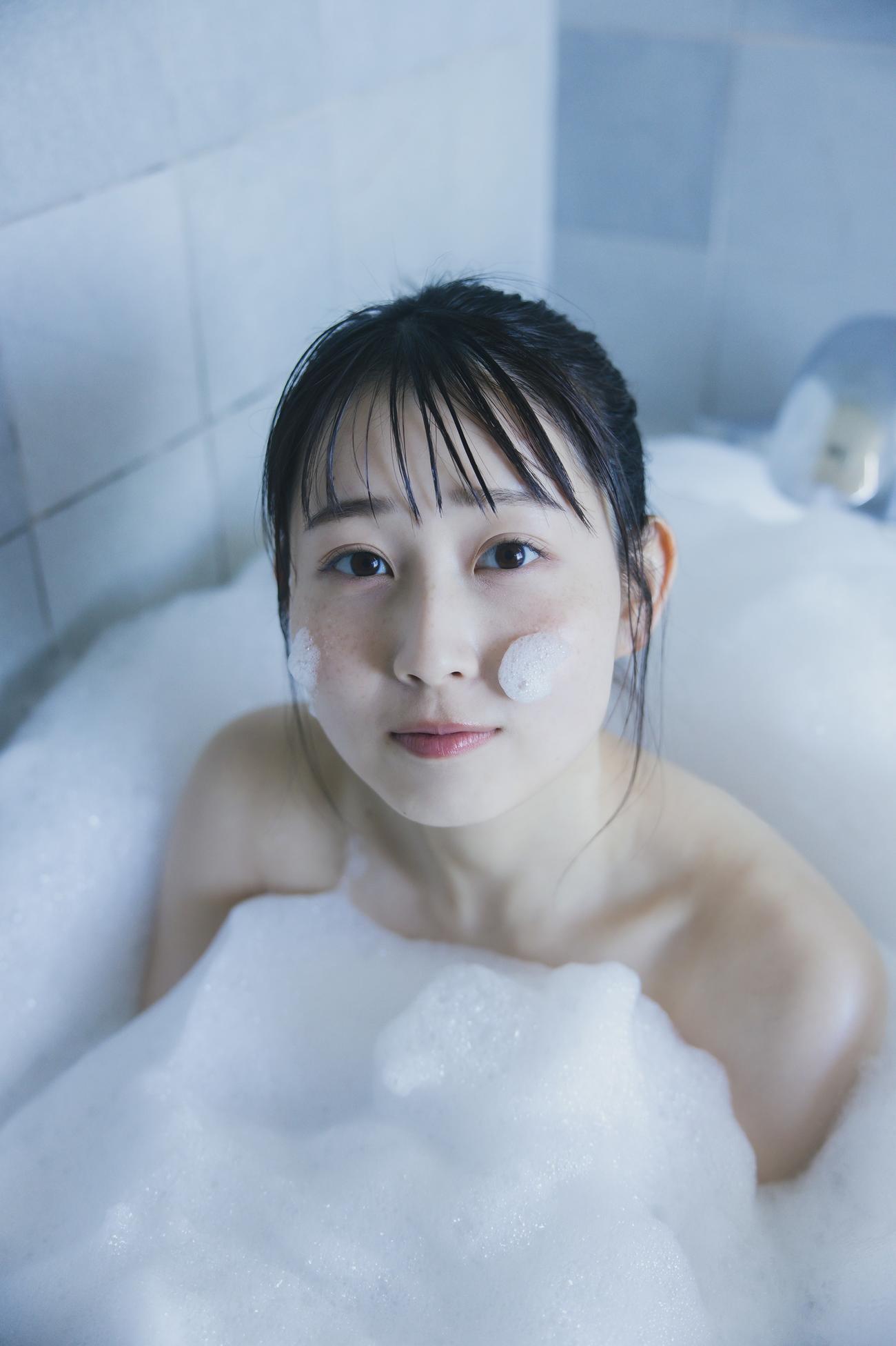 SKE48井上瑠夏初写真集「僕から先に言わせてくれ」収録写真