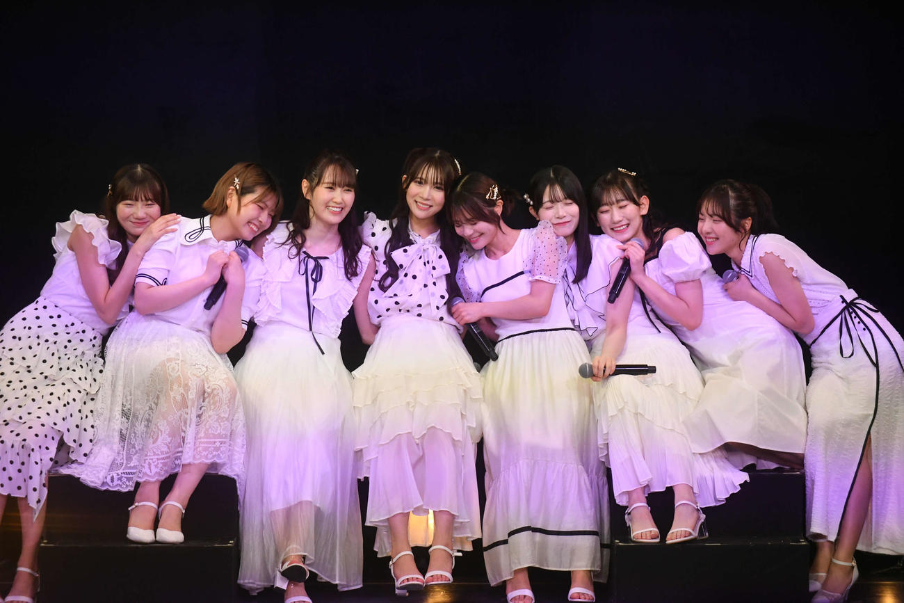 メンバーと肩を寄せ合う奈良（左から4人目）