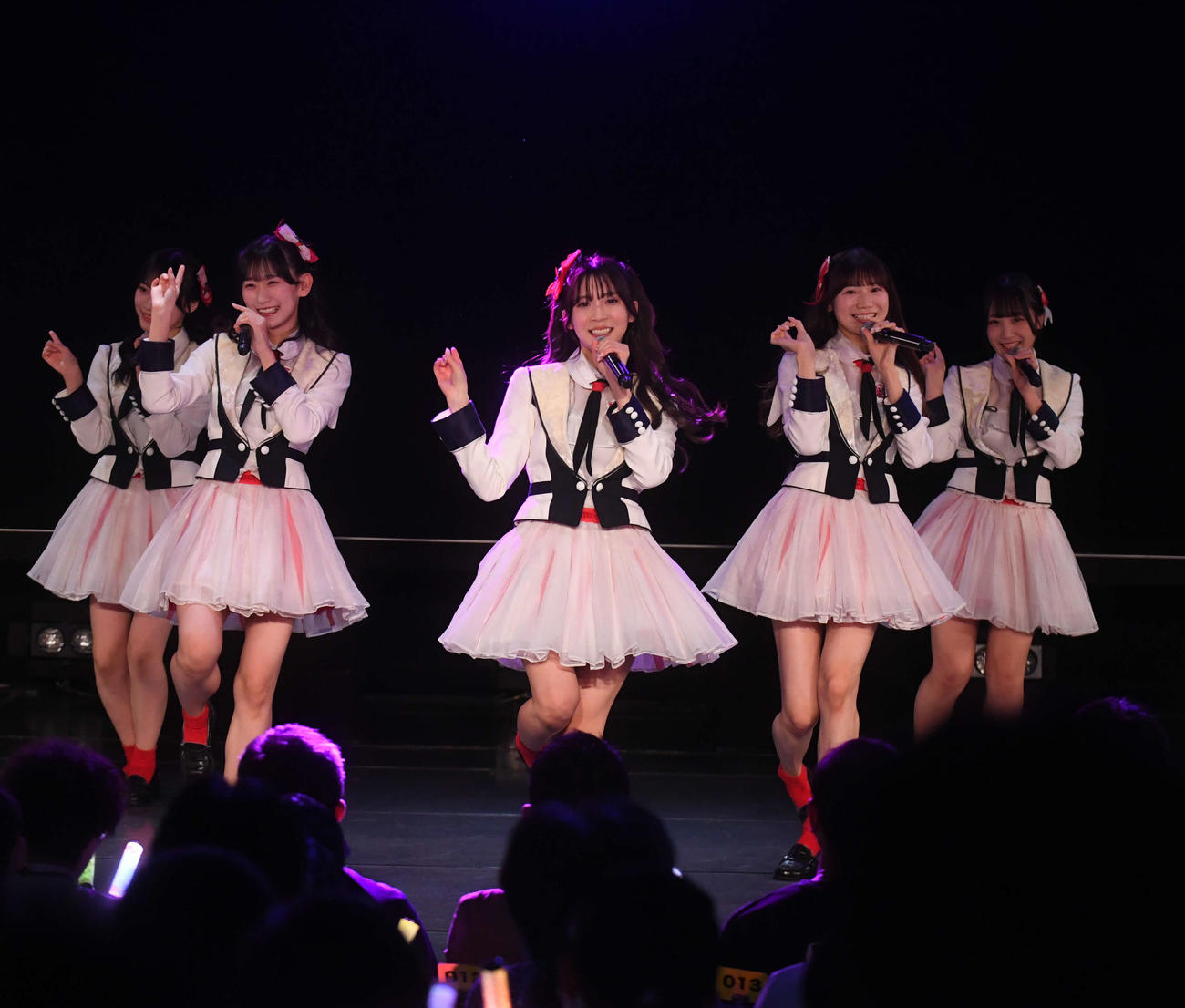 卒業公演で「Maxとき315号」のセンターを務める奈良（中）
