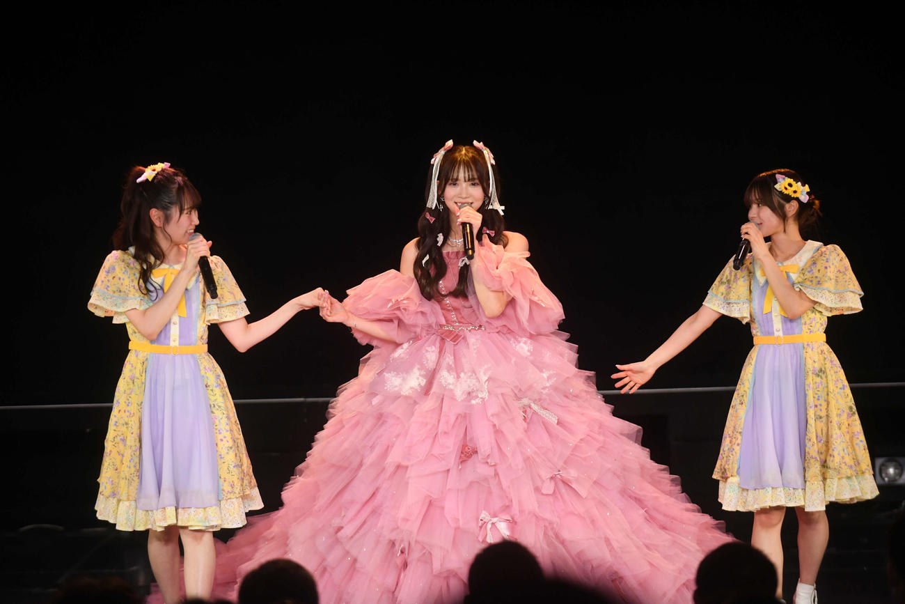 卒業のドレス姿でパフォーマンスする奈良