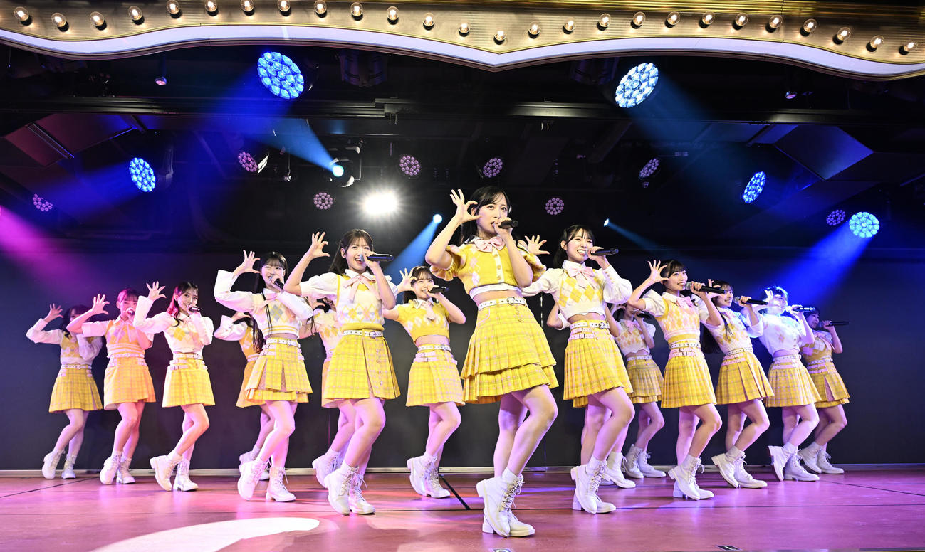 リニューアルされた劇場で公演するAKB48のメンバー（撮影・千葉一成）