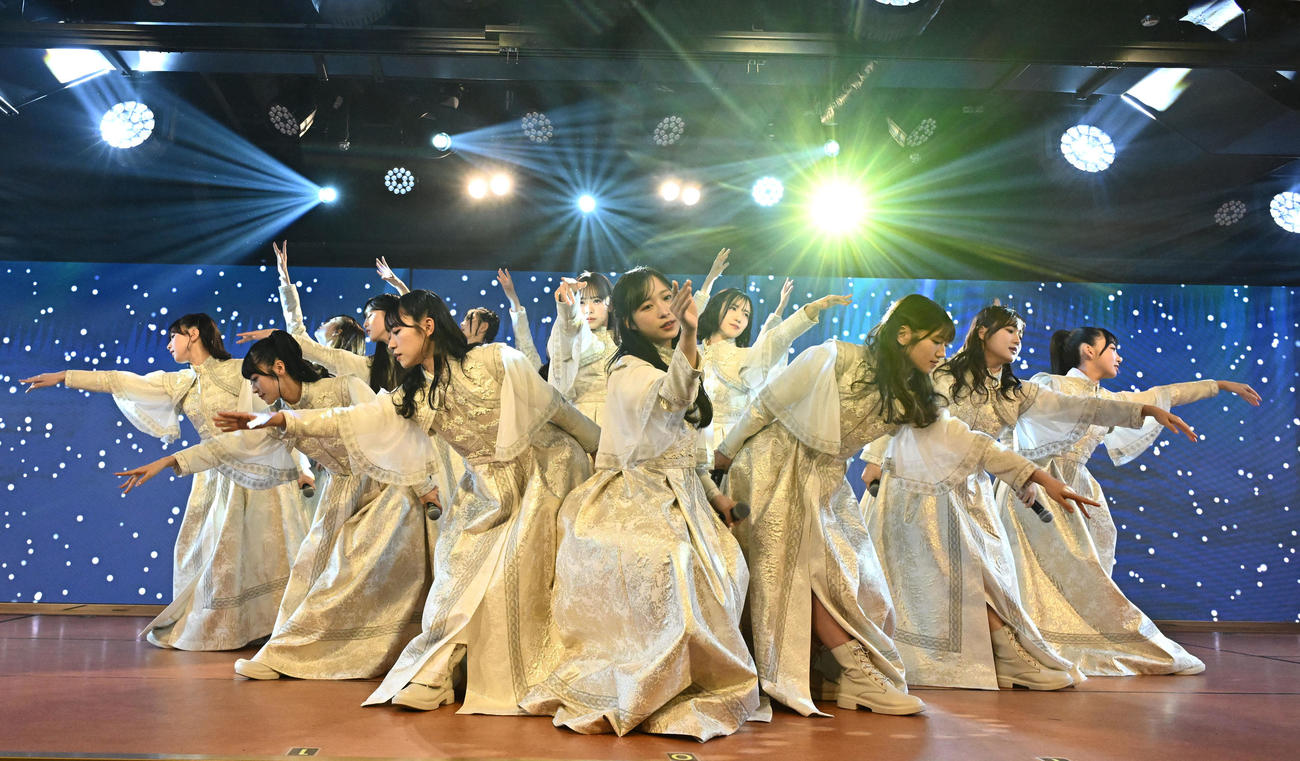 リニューアルされた劇場で公演するAKB48のメンバー（撮影・千葉一成）