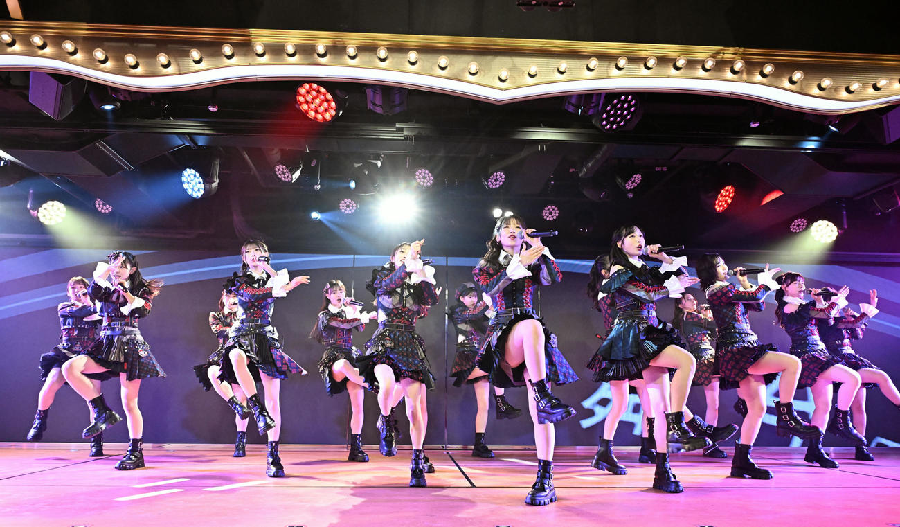リニューアルされた劇場でパフォーマンスを披露するAKB48のメンバー（撮影・千葉一成）