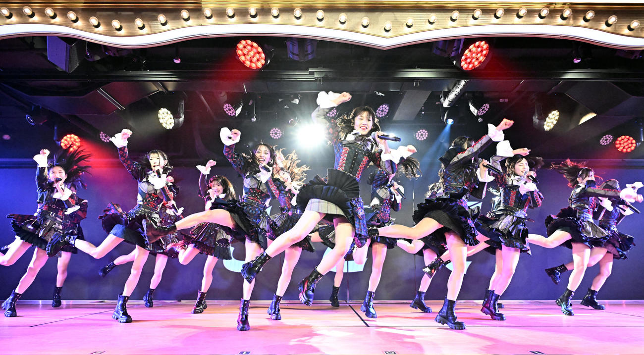 リニューアルされた劇場でパフォーマンスを披露するAKB48のメンバー（撮影・千葉一成）