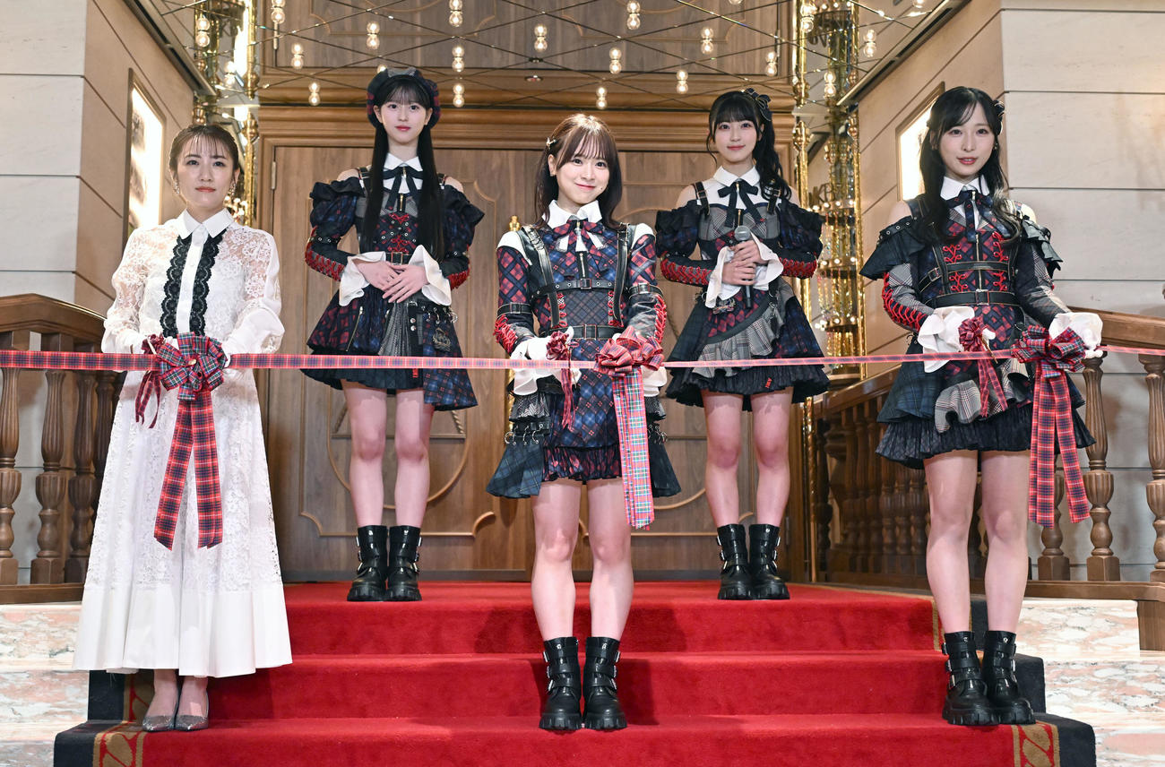 リニューアルされたAKB劇場のオープニングセレモニーでテープカットする、前列左から高橋みなみ、AKB48の倉野尾成美、小栗有以、後列左から八木愛月、佐藤綺星（撮影・千葉一成）