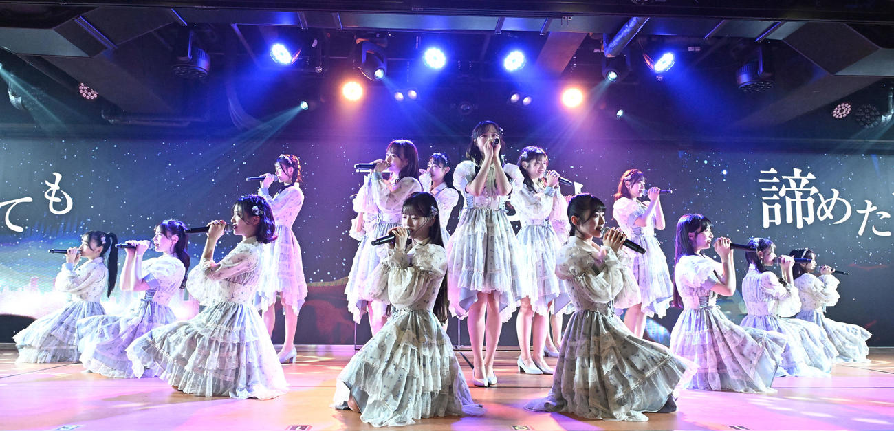 リニューアルされた劇場でパフォーマンスを披露するAKB48のメンバー（撮影・千葉一成）