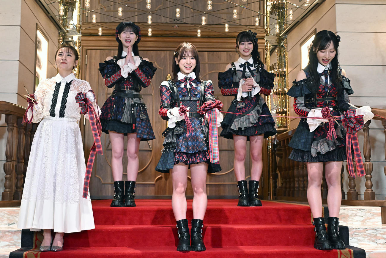 リニューアルされたAKB劇場のオープニングセレモニーでテープカットする、前列左から高橋みなみ、AKB48の倉野尾成美、小栗有以、後列左から八木愛月、佐藤綺星（撮影・千葉一成）