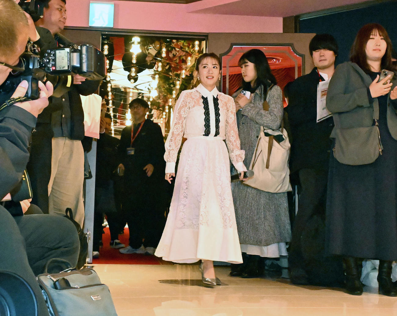 リニューアルされた劇場のオープニングセレモニーに登場した高橋みなみ（撮影・千葉一成）