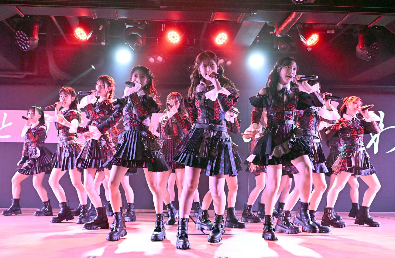 リニューアルされた劇場でパフォーマンスを披露するAKB48のメンバー（撮影・千葉一成）
