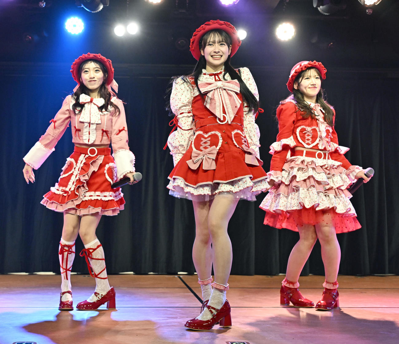 リニューアルされた劇場でパフォーマンスを披露する、左からAKB48の向井地美音、伊藤百花、村山彩希（撮影・千葉一成）
