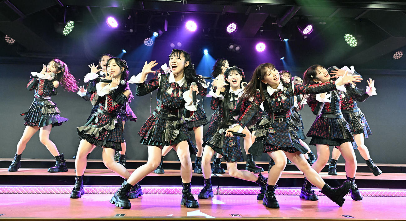 リニューアルされた劇場でパフォーマンスを披露するAKB48のメンバー（撮影・千葉一成）