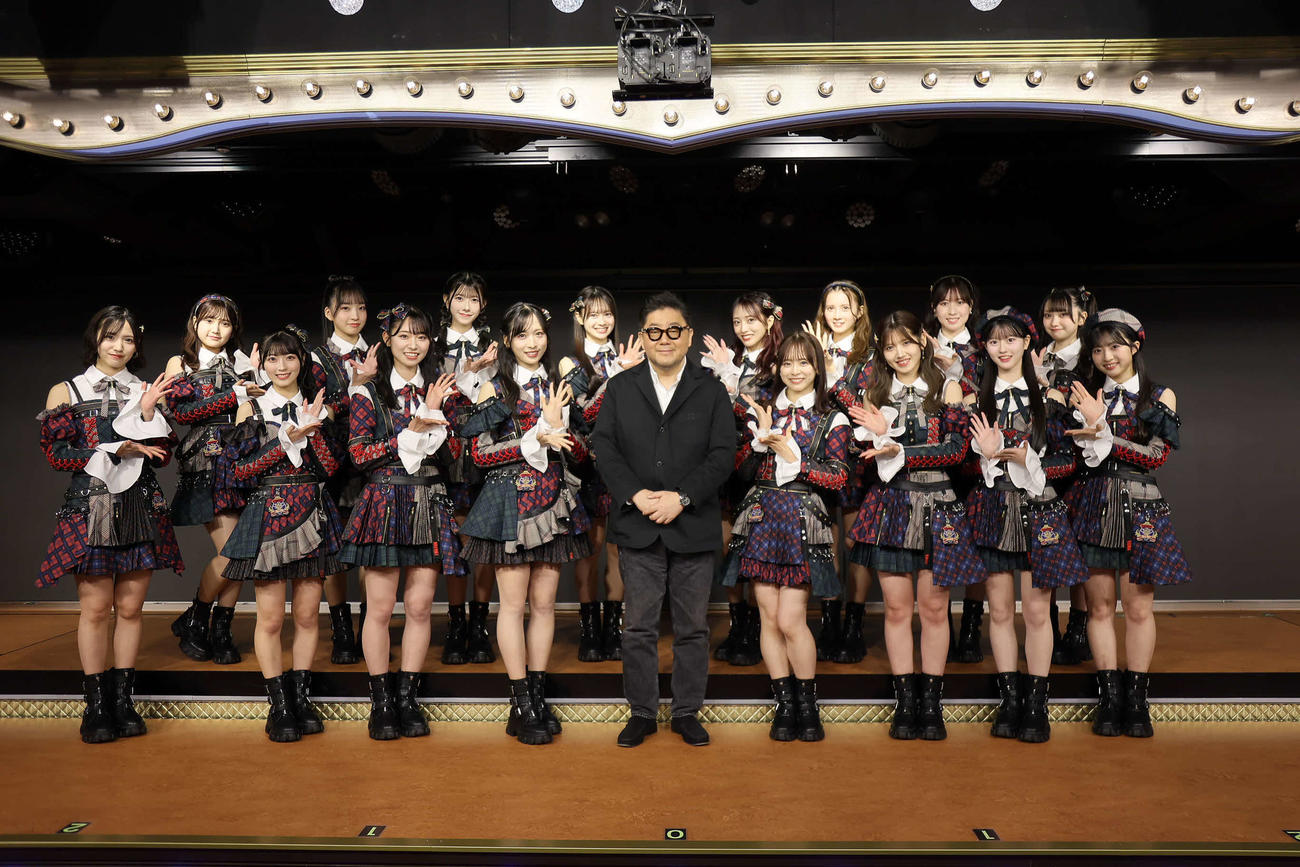 新公演初日を迎えたAKB48メンバー。中央は秋元康総合プロデューサー（C）AKB48