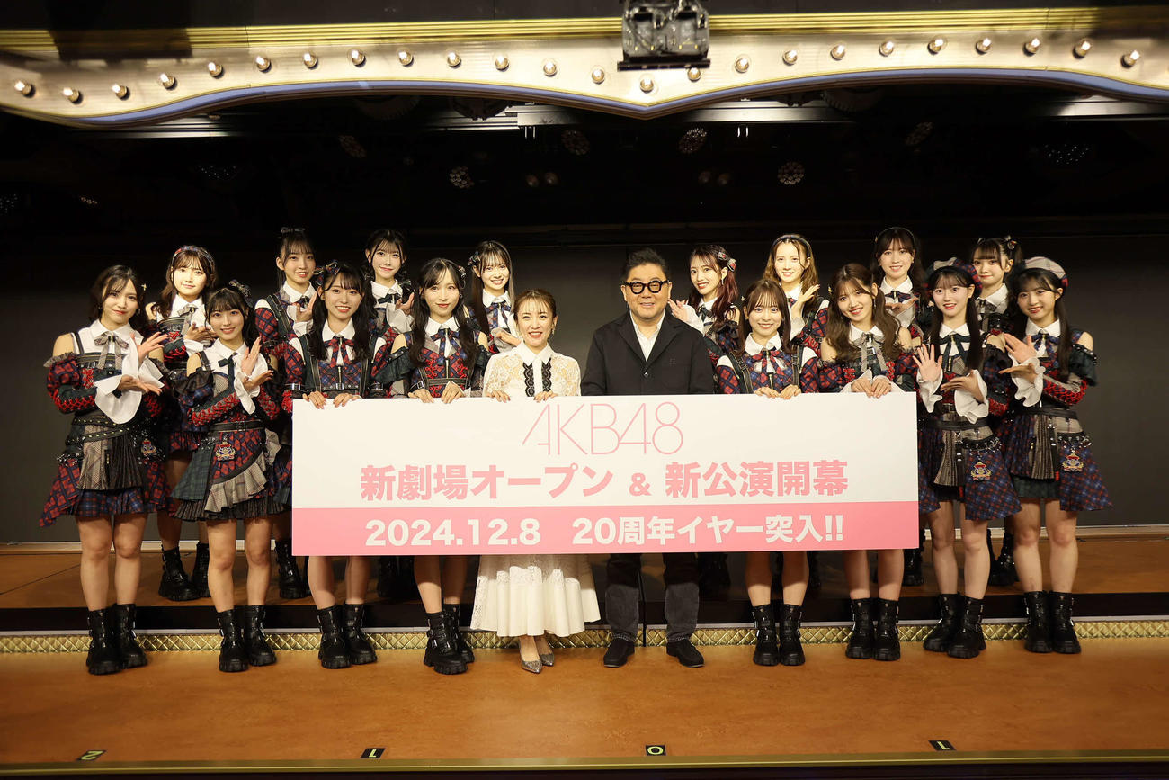 新公演初日を迎えたAKB48メンバーに囲まれる、中央左から高橋みなみ、秋元康総合プロデューサー（C）AKB48