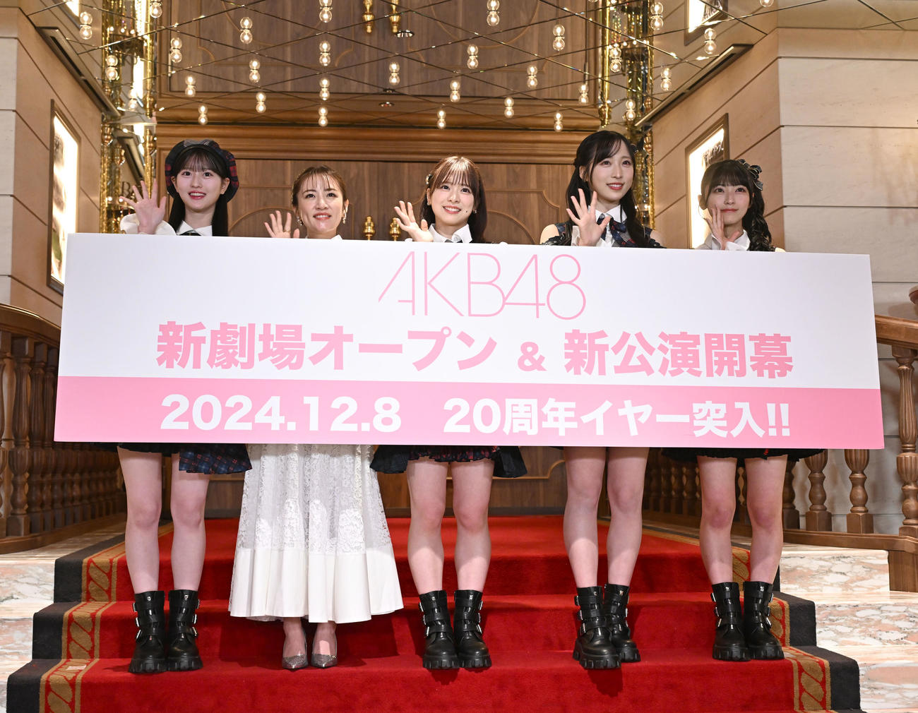 リニューアルされたAKB劇場のオープニングセレモニーを行った、左から八木愛月、高橋みなみ、倉野尾成美、小栗有以、佐藤綺星（撮影・千葉一成）