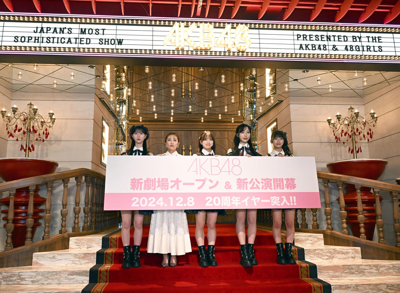 リニューアルされたAKB劇場のオープニングセレモニーを行った、左から八木愛月、高橋みなみ、倉野尾成美、小栗有以、佐藤綺星（撮影・千葉一成）