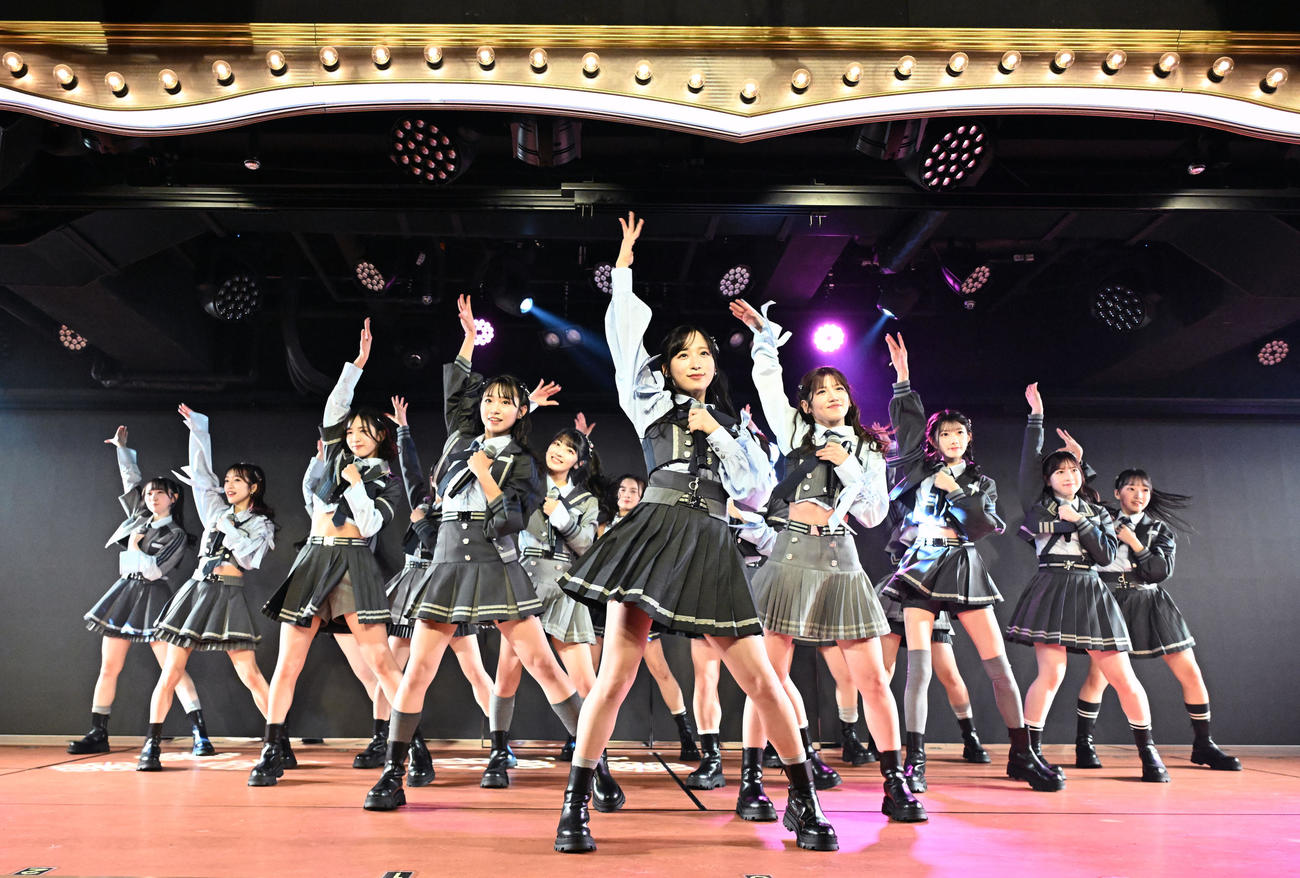 リニューアルされた劇場でパフォーマンスを披露するAKB48のメンバー（撮影・千葉一成）