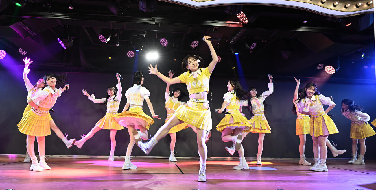 リニューアルされた劇場で公演するAKB48のメンバー（撮影・千葉一成）