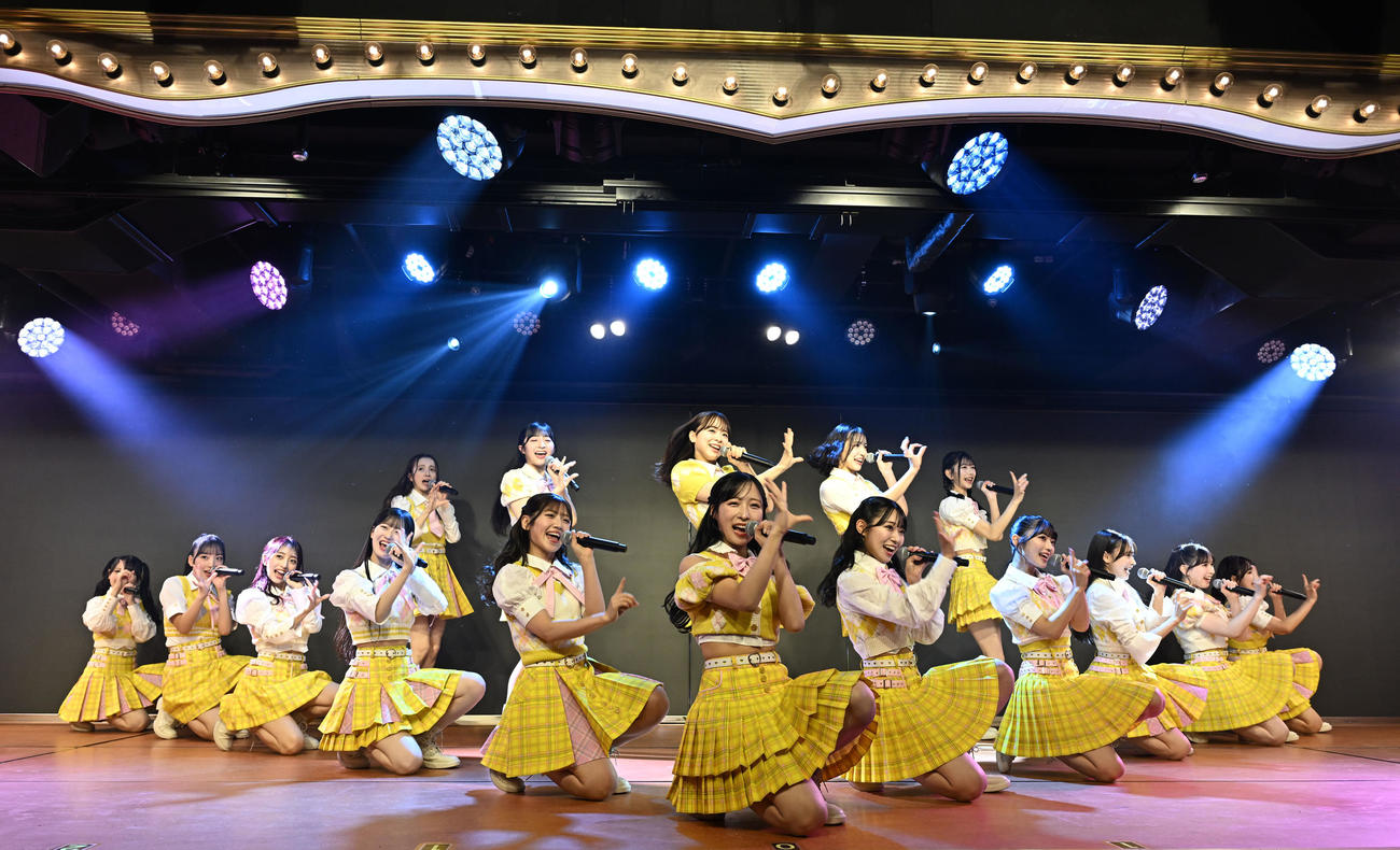 リニューアルされた劇場で公演するAKB48のメンバー（撮影・千葉一成）