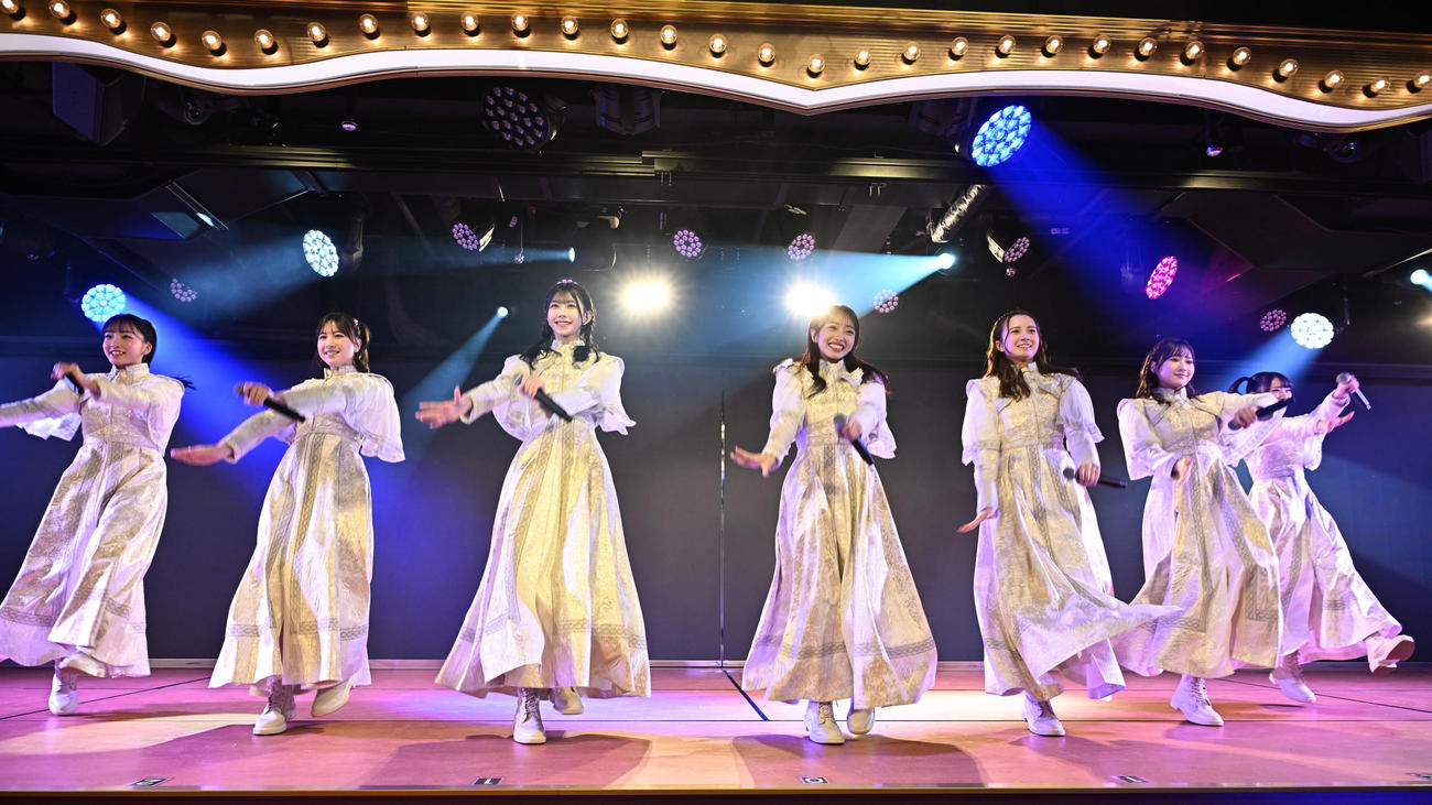 リニューアルされた劇場で公演するAKB48のメンバー（撮影・千葉一成）